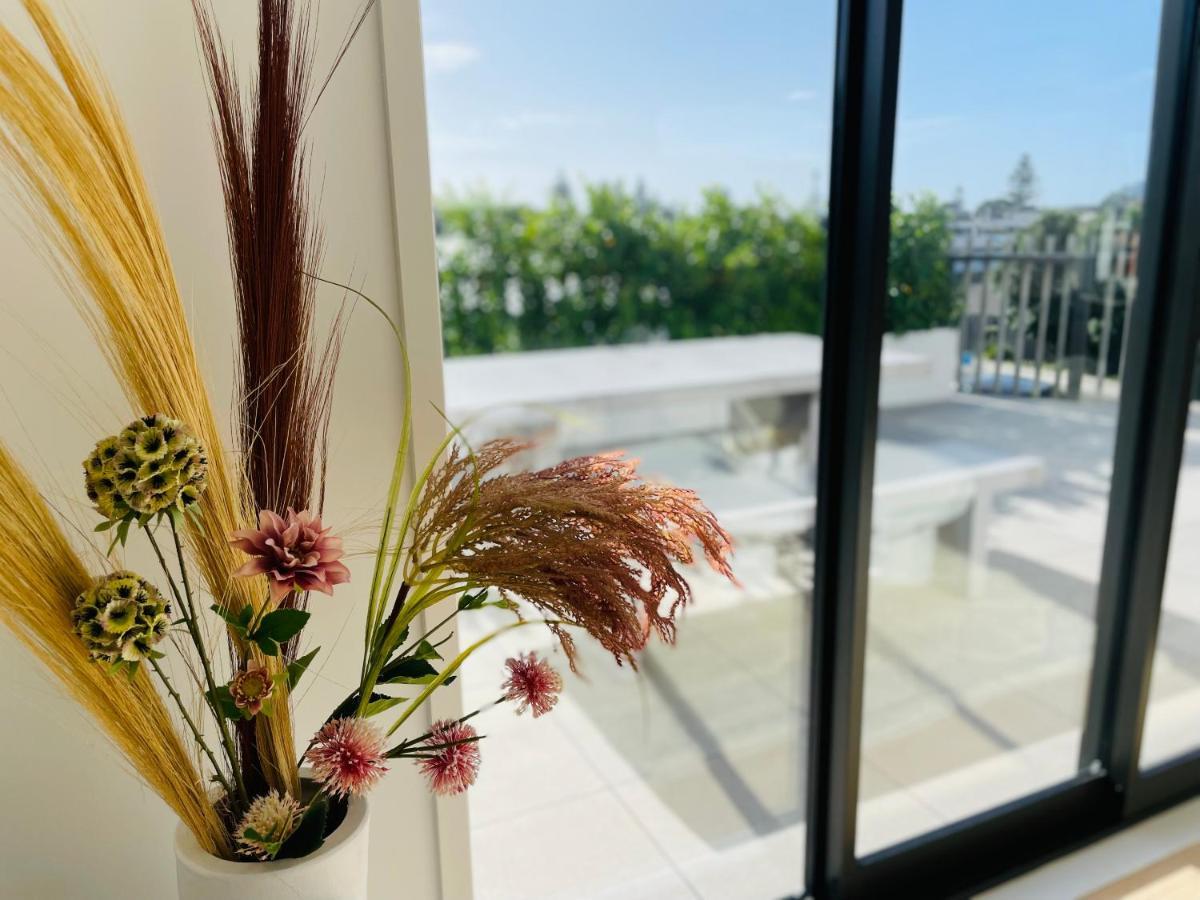 Deluxe Downtown Mount Maunganui Villa Bagian luar foto